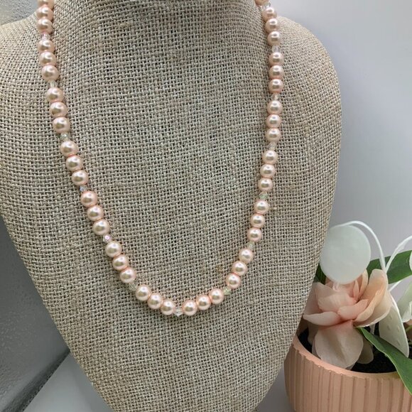 Pink Faux Pearls Vintage AB Iridescent Beads Classic Elegant Necklace - Picture 3 of 6